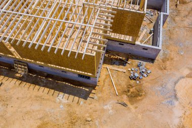 İnşaat alanındaki bitmemiş ahşap bir evin iskeleti altında kirişler.