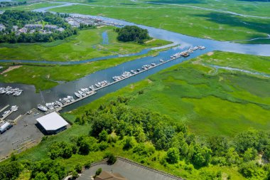 Amerika 'da okyanus kıyısında yüzen birçok tekne için hava panoramik manzaralı liman doktoru.