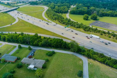 ABD 'nin Scioto Ormanı' ndan geçen 70 numaralı otoban, Columbus, Ohio ABD hava manzaralı.