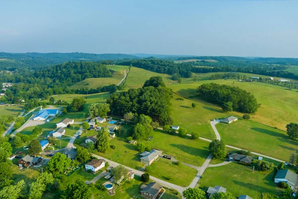 美国宾夕法尼亚山上班特莱维尔小镇村庄的空中景观 — 图库照片