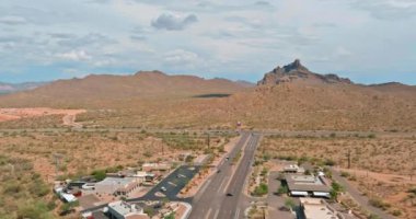 Arizona 'da küçük bir kasabanın manzarası N Beeline Hwy' deki Fountain Hills 'in 87 kavşağı.