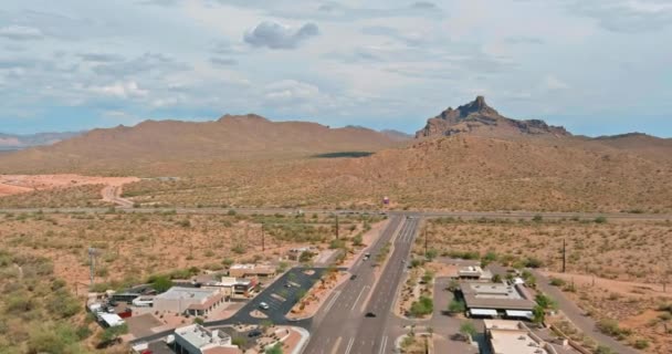 Con vistas a una pequeña ciudad a Fountain Hills en la N Beeline Hwy EE.UU. 87 intercambia carreteras de en Arizona EE.UU. — Vídeos de Stock