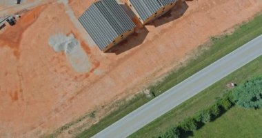 İnşaat halindeki yeni konutun ahşap iskeleti. Bir yük kamyonu forklift işi.