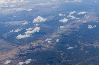 Arizona 'daki bir uçaktan dağlardaki kabarık bulutların genel görünümü