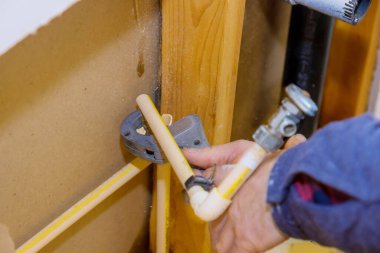 Banyo borusundan sızan hasarlı su borusunu tamir et.