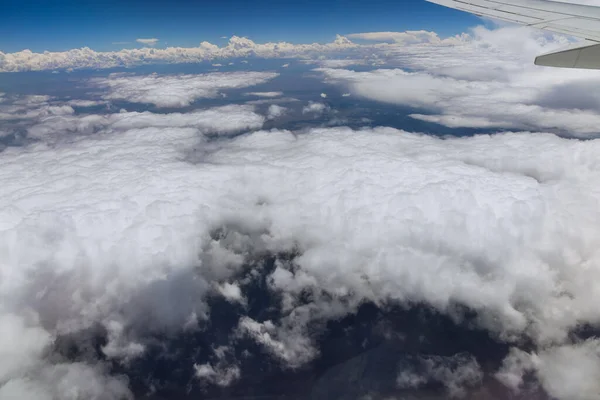 Uçak Bulutların Üzerinde Uçarken Kanat Yüksekliğinde Uçuyor — Stok fotoğraf