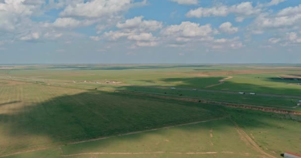 Панорамный вид с воздуха 40 шоссе рядом с Адрианом Техас США — стоковое видео
