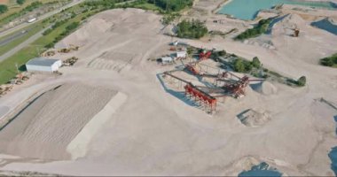 Taş çıkarma ile kariyer panoraması. Alet gereçleri, traktör kazıcı kamyonlar.