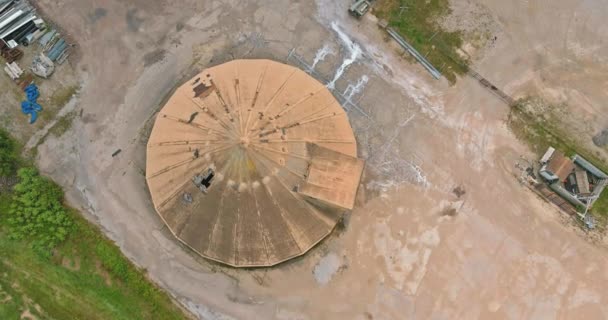 Material de construcción en la pila de nuevas tuberías de hormigón alcantarillado alcantarillado en construcción — Vídeo de stock