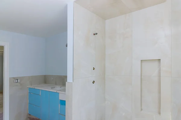 安装改造后的主浴室补丁干墙后 家庭建筑用浴缸墙壁打瓦 — 图库照片