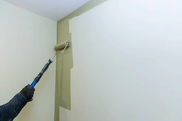 Trabajador Paredes Pintura Usando Rodillo Para Renovar Con Pintura Color — Foto de Stock