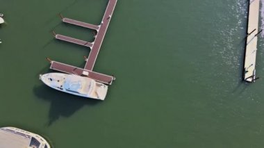 Okyanustaki küçük limandaki hava manzaralı tekneler. Limanda küçük bir marina.