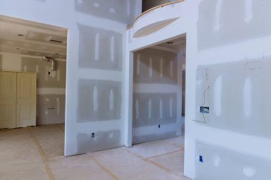 Boş bir apartman dairesi tadilatı var. İnşaat halindeki yeni evi yeniliyor.