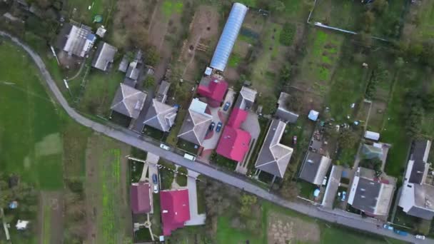 Bello di vista aerea da una vista di altezza del villaggio con tetti rossi di una casa nel villaggio europeo da un campo — Video Stock