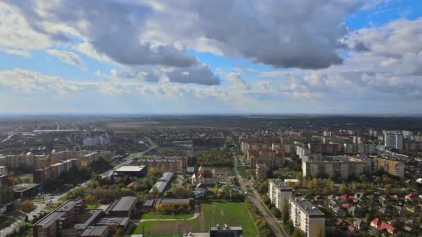 Drone vista aérea en la zona residencial de la ciudad de Uzhhorod Zakarpattya — Vídeos de Stock