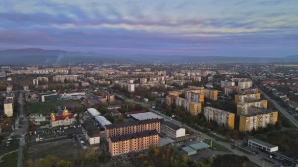 Drone vue aérienne ville Uzhgorod dans le quartier résidentiel de Zakarpattya — Video