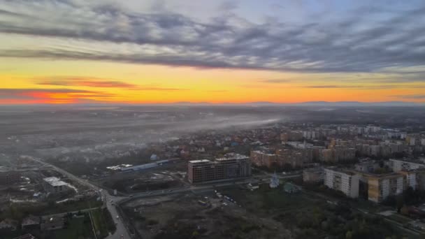 Uzhgorod desde la altura de la con casas techos en Zakarpattya Ucrania — Vídeos de Stock