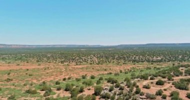 Kuzey New Mexico 'daki kırmızı kayaların hava panoramik görüntüsü.