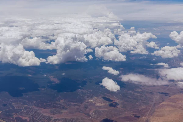 Der Überblick Aus Dem Flugzeug Über Flauschige Wolken Der Wüste — Stockfoto