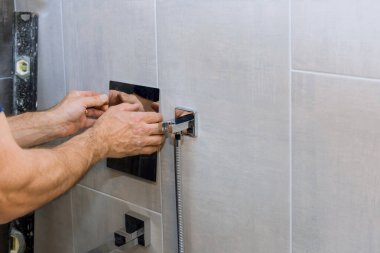 Tesisatçı sabitleme Duş Mikser modern dokunun banyo kontrol ısı içinde eller