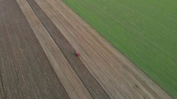 Rolnik w ciągniku podczas pracy przygotowuje grunty orne na polu rolniczym — Wideo stockowe