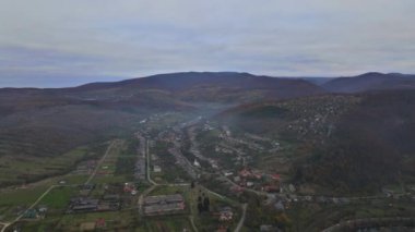 Tarlaları olan Avrupa 'nın güzel köyünün havadan görünüşü