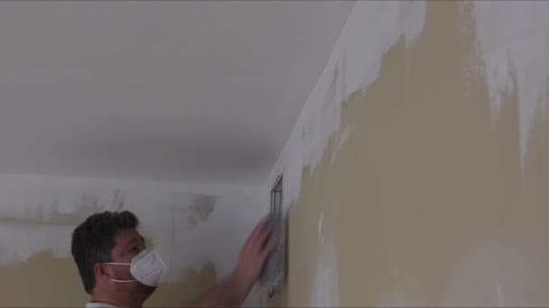 承包商用砂粒砂磨干墙 — 图库视频影像