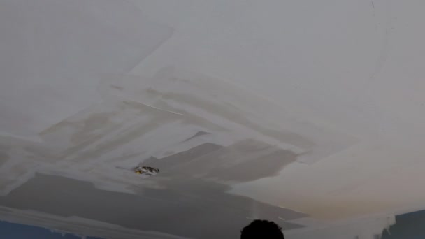 仕上げ工事の改修は、天井を整列パテ石膏で天井を輝くアパートの左官人で動作します — ストック動画