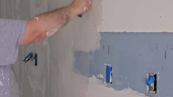 Werknemer putgebonden muur met behulp van een spatel — Stockvideo
