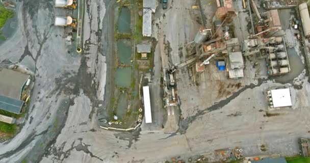 Vista aérea da pedreira panorâmica de mineração a céu aberto com muitas máquinas em equipamentos de trabalho em uma fábrica — Vídeo de Stock