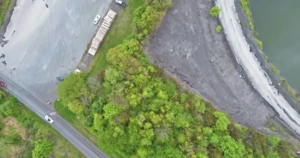 Légi panoráma kilátás nyílt kőfejtők bányászat bánya kitermelése a munka a gépi berendezések — Stock videók