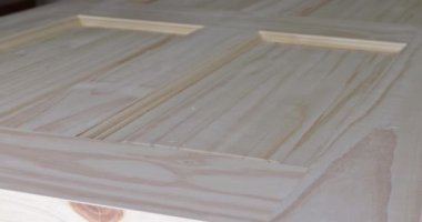 Marangoz zımparalanan zımpara işçilerinin ahşap kapılarını zımparalıyor