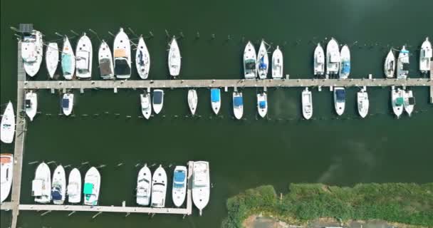 Luftbilder Boote in kleinem Hafen im Meer ein kleiner Yachthafen an der Hafenpromenade — Stockvideo