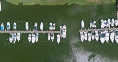 Marinada tekne için küçük bir ahşap platform.