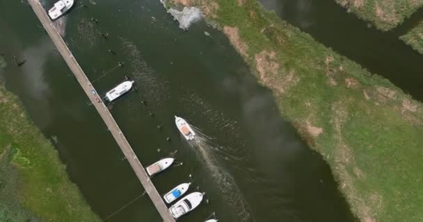 Panorama melihat perahu putih mengambang di air pirus yang jernih — Stok Video