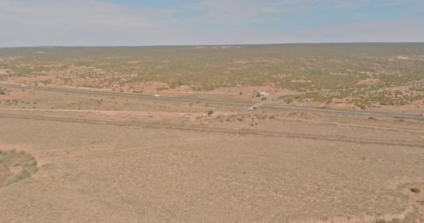 Una carretera en Nuevo México a lo largo del paisaje desértico del país americano — Vídeos de Stock