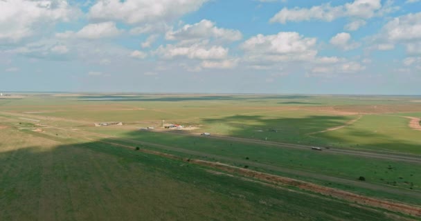 Flygfoto Texas Interstate 40 motorväg nära rastplats i Adrian Texas USA — Stockvideo