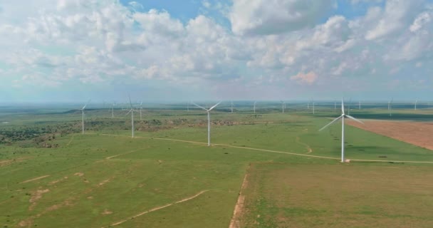 Parque eólico de aerogeneradores en Texas Oeste — Vídeo de stock