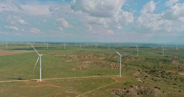 Техаські вітрові турбіни на Західному Техасі. — стокове відео