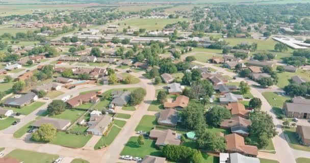 Luftaufnahme von Wohnvierteln in der schönen Stadt Clinton Stadtlandschaft Oklahoma US — Stockvideo