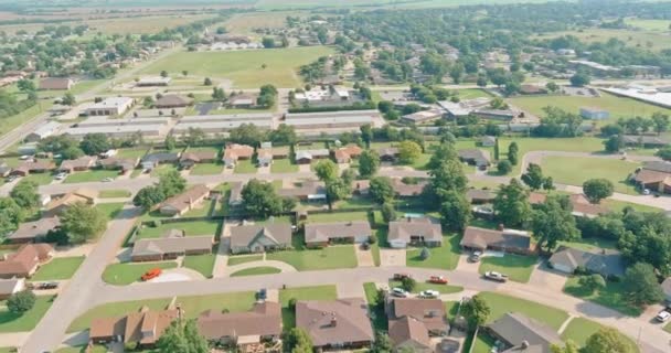 俄克拉荷马州美丽的克林顿镇城市景观住宅区的空中景观 — 图库视频影像