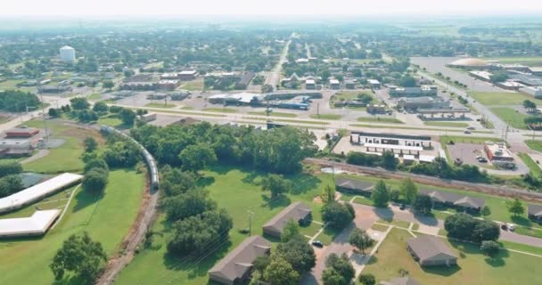 Panorama la vista aerea di una piccola città Clinton di quartiere residenziale a sviluppo suburbano con un Oklahoma USA — Video Stock