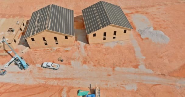 Haus im Bau Holzrahmen des neuen Wohnhauses — Stockvideo