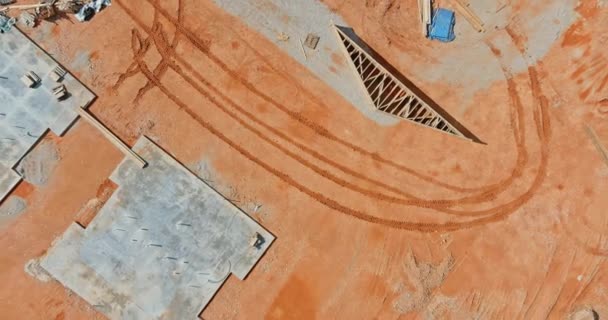 Staveniště zákopů vykopaných v zemi a naplněných cementem jako základ pro budoucí dům