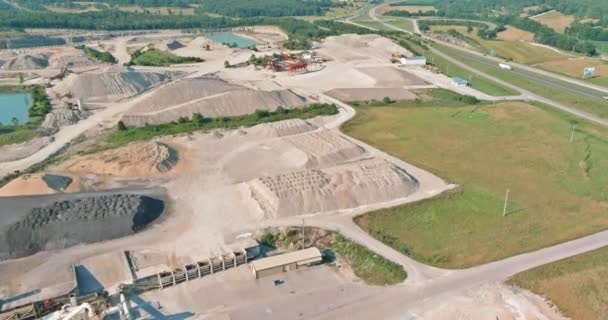 Arial vista de la mina a cielo abierto grava en trituradora de piedra en equipos de maquinaria de minería pesada para obras de tierra — Vídeo de stock