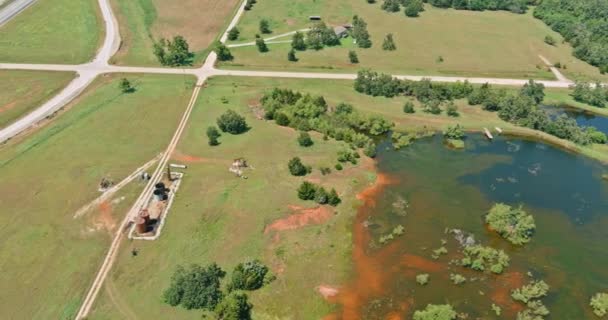 Veduta aerea panoramica della storica Route 66 strada vicino alla pompa dell'olio nella campagna attraverso Clinton Oklahoma — Video Stock