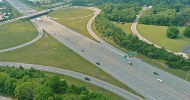 Aerial view in Interstate 70 running through the Scioto Woods, Columbus, Ohio USA — Stock Video