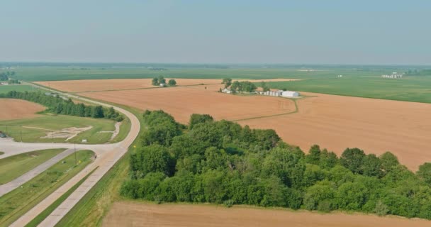 Panoramisch uitzicht op zilveren silo 's opslaglift op agroverwerking drogen reinigen van landbouwproducten — Stockvideo