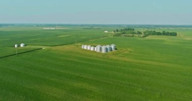 Büyük gümüş, modern tahıl asansörleri tarım endüstrisi için tarım ambarları.