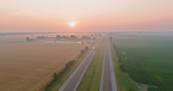 Чарівний літній ранок туман над полем на сільській місцевості через швидкісне шосе — стокове відео